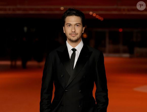 Nat Wolff é um ator e músico americano nascido em 17 de dezembro de 1994, em Los Angeles. Ele alcançou a fama ainda adolescente na série da Nickelodeon "The Naked Brothers Band", um programa no estilo mockumentary criado por sua mãe, Polly Draper. Ele estrelou ao lado de seu irmão mais novo, Alex Wolff.