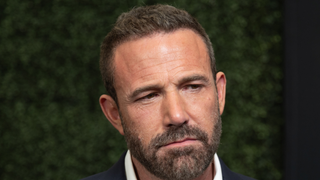 'Meu pai não ficou sóbrio até os meus 19 anos': hoje aos 54 anos, Ben Affleck enfrentou duro ciclo familiar do álcool; psicóloga explica: 'A consciência não muda o passado, mas muda a forma como construímos o futuro'