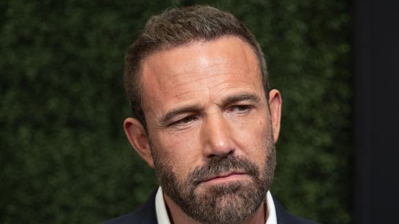 'Meu pai não ficou sóbrio até os meus 19 anos': hoje aos 54 anos, Ben Affleck enfrentou duro ciclo familiar do álcool; psicóloga explica: 'A consciência não muda o passado, mas muda a forma como construímos o futuro'