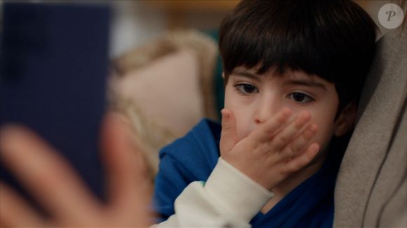 Na novela 'Coração de Mãe', capítulo de segunda-feira 2 de março de 2026, Kuzey conversa por telefone com o pai de criação, Ozan