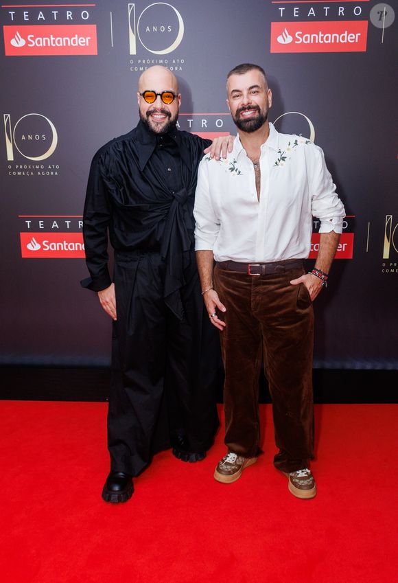 Casal Tiago Abravanel e Fernando Poli em foto durante a festa de 10 anos do teatro Santander, em SP