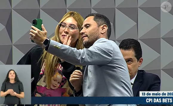 O senador Cleitinho Azevedo (Republicanos-MG), em dado momento, pediu se Virginia poderia gravar um vídeo para sua esposa e filha.