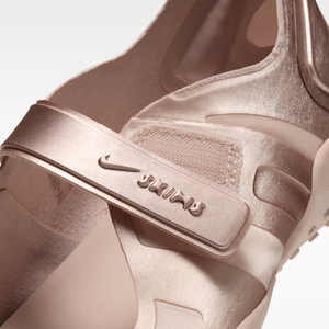 Inspirado no universo da dança, tênis com shape tabi mistura delicadeza de sapatilha e proposta ousada