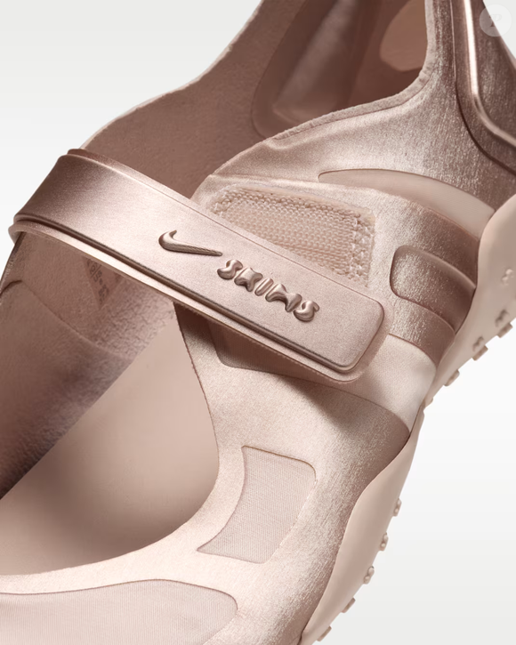 Inspirado no universo da dança, tênis com shape tabi mistura delicadeza de sapatilha e proposta ousada