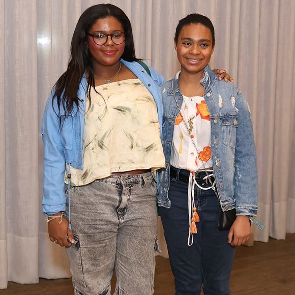 Filhas de Glória Maria, Maria está com 17 anos e Laura está com 16 anos