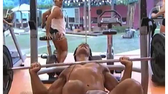 Tentando impressionar Cacau, com quem viveu um affair naquela temporada, Eliéser resolveu bancar o fortão na academia do BBB 10 e quase ficou preso ao tentar levantar peso demais no supino