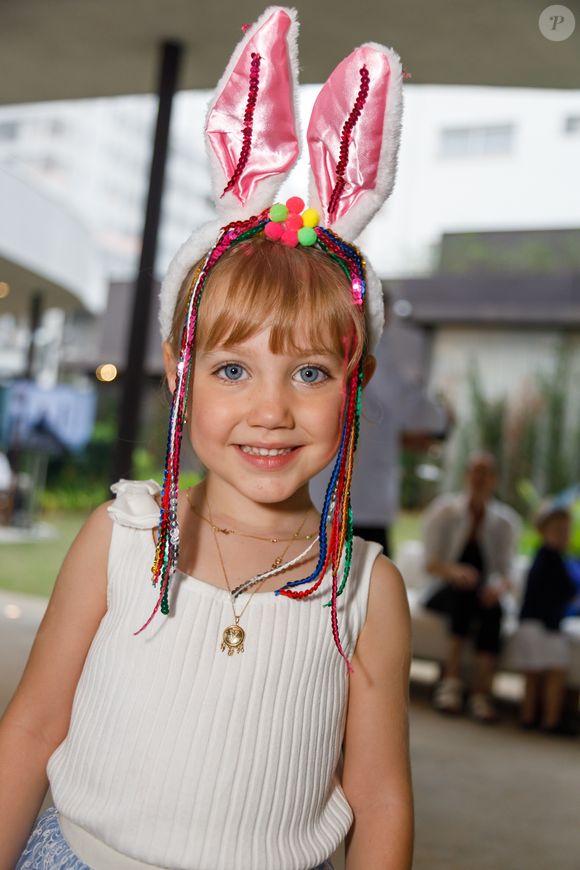 Filha de Ana Paula Siebert e Roberto Justus, Vicky esbanjou fofura ao surgir vestida de coelhinha em evento