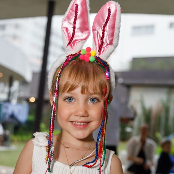 Filha de Ana Paula Siebert e Roberto Justus, Vicky esbanjou fofura ao surgir vestida de coelhinha em evento