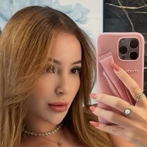 Supostamente grávida de Neymar, acompanhante provoca ao tirar biquíni de fita em vídeo e web reage: 'Por causa do Ney...'