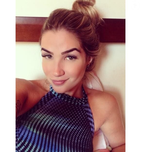 Aline Gotschalg tinha aparência natural, mas apareceu na TV bem diferente das redes sociais