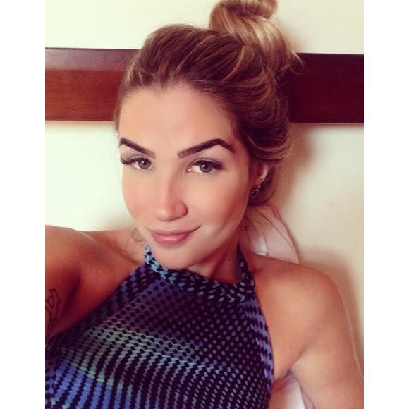 Aline Gotschalg tinha aparência natural, mas apareceu na TV bem diferente das redes sociais