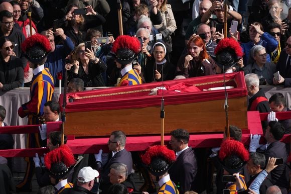 O corpo do Papa Francisco a caminho da Basílica da Praça de São Pedro