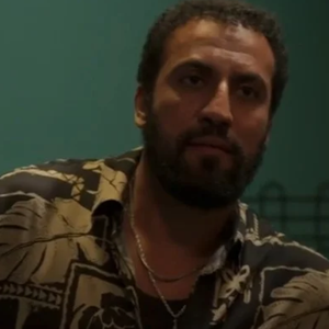 No remake de ‘Vale Tudo’, o público descobre o verdadeiro nome de Olavo.