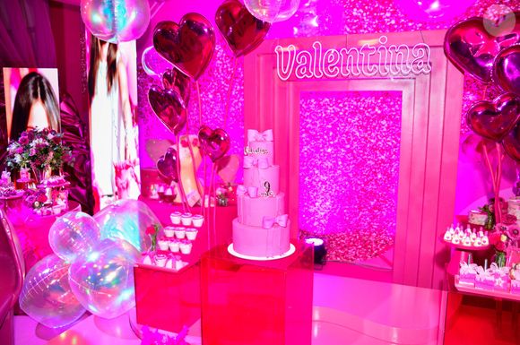 Deolane Bezerra preparou uma decoração 100% rosa para a festa de 9 anos da filha Valentina