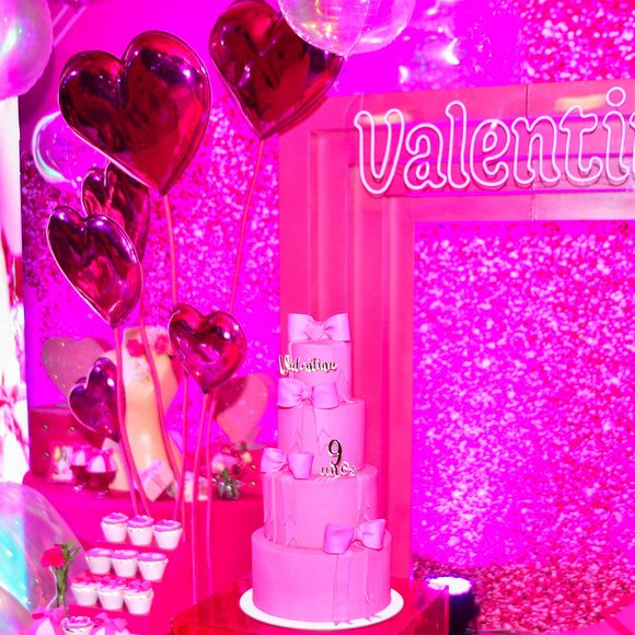 Deolane Bezerra preparou uma decoração 100% rosa para a festa de 9 anos da filha Valentina
