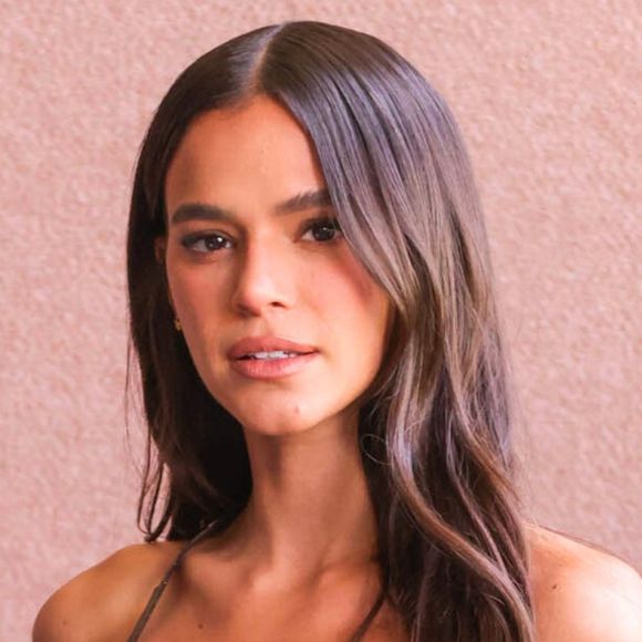 Assim como a pele do rosto e do corpo, os lábios também precisam de hidratação contínua. Aposte em balms com ingredientes nutritivos, como manteiga de karité, óleo de coco, vitamina E e ácido hialurônico, que ajudam a restaurar a barreira natural da pele.