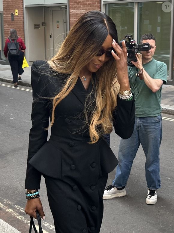 Naomi Campbell enfrentou questionamentos sobre a administração da Fashion for Relief, ONG que fundou para arrecadar recursos para projetos humanitários por meio de desfiles de moda