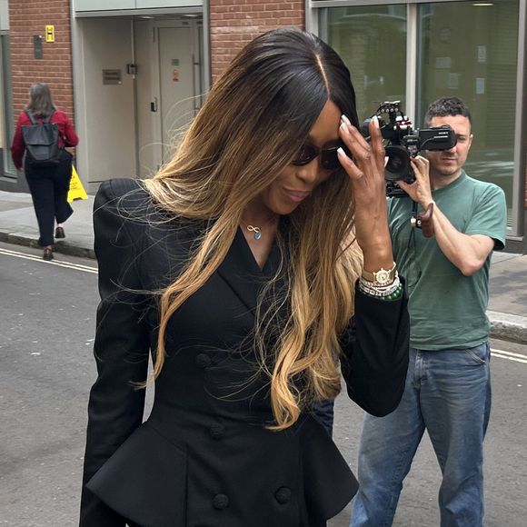Naomi Campbell enfrentou questionamentos sobre a administração da Fashion for Relief, ONG que fundou para arrecadar recursos para projetos humanitários por meio de desfiles de moda