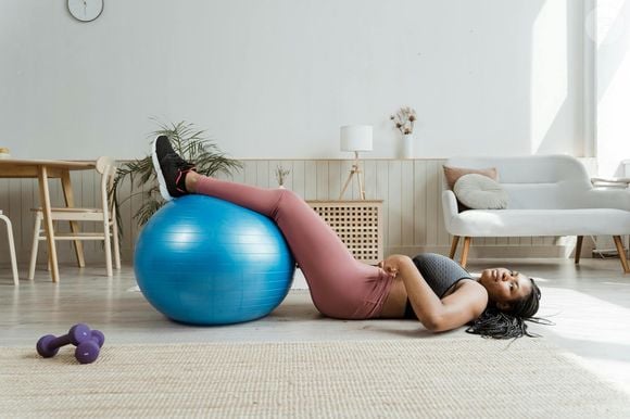 Além de alongar e fortalecer o músculo, o pilates ajuda a garantir mais foco e a melhorar o controle da respiração