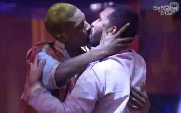 Gil do Vigor e Lucas Penteado deram o primeiro beijão gay da história do BBB