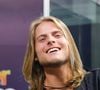 Nas redes sociais, inclusive, ele já compartilhou experiências pessoais relacionadas à sua sexualidade e enfrentou desafios familiares ao assumir um relacionamento com o modelo Marcus Lobo.