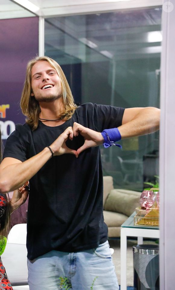 Nas redes sociais, inclusive, ele já compartilhou experiências pessoais relacionadas à sua sexualidade e enfrentou desafios familiares ao assumir um relacionamento com o modelo Marcus Lobo.