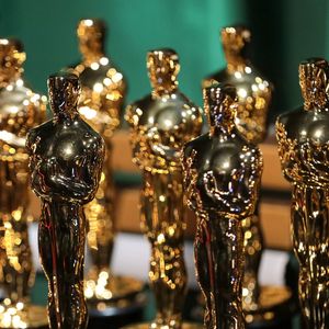 Entre o glamour do Oscar e o poder das quadras, Nike lança tênis dourado que une elegância e atitude esportiva