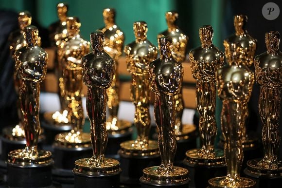 Entre o glamour do Oscar e o poder das quadras, Nike lança tênis dourado que une elegância e atitude esportiva