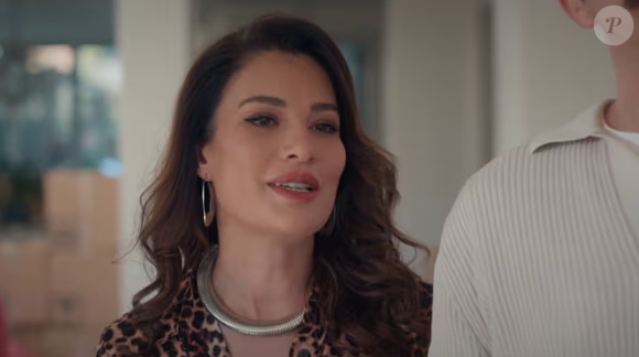 Hande vai até a clínica de Met e o marido da amiga a convida para um encontro.