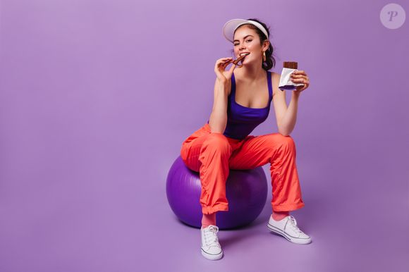 O recomendado é consumir chocolates com alta concentração de cacau, de 70% a 99%, que são ricos em flavonoides, antioxidantes que ajudam no controle do colesterol, na saúde cardiovascular e saciedade