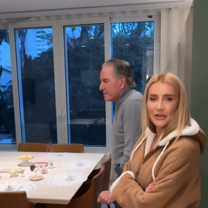 Lesão de Roberto Justus foi revelada depois do apresentador surgir de muletas nos stories da esposa