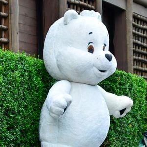 Urso branco gigante, caixas de presentes monumentais e árvores cenográficas roubam a cena no chá de bebê de Endrick e Gabriely Miranda; veja as fotos da decoração