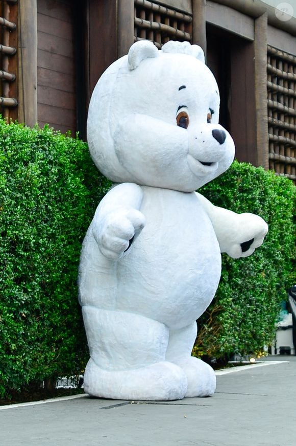 Urso branco gigante, caixas de presentes monumentais e árvores cenográficas roubam a cena no chá de bebê de Endrick e Gabriely Miranda; veja as fotos da decoração