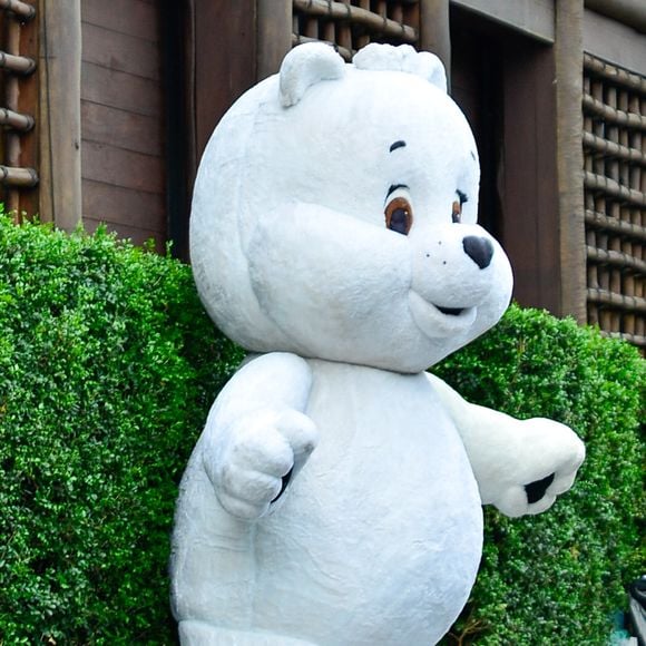 Urso branco gigante, caixas de presentes monumentais e árvores cenográficas roubam a cena no chá de bebê de Endrick e Gabriely Miranda; veja as fotos da decoração