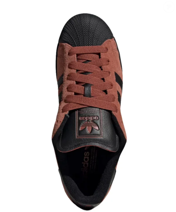 Modelo de tênis da Adidas tem solado resistente e confortável, ótimo para usar no dia a dia.