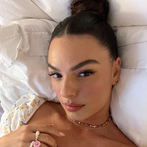 Para o grande dia, Isis Valverde apostou em um vestido da icônica marca nupcial Vivienne Westwood