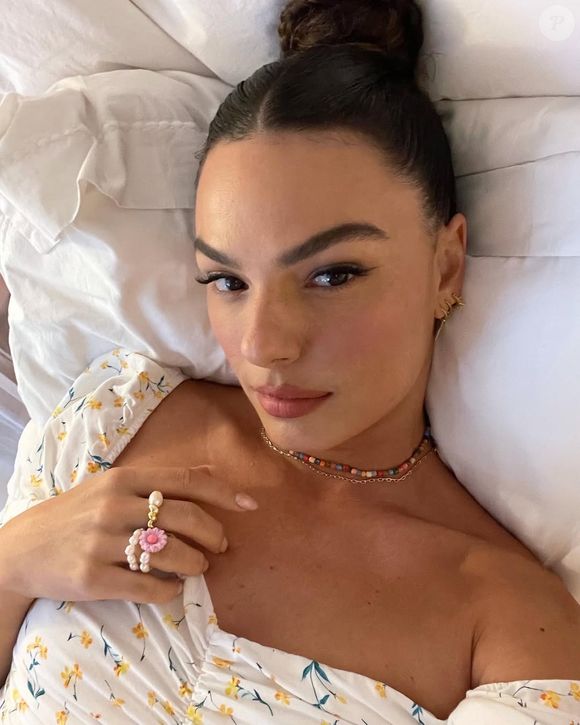 Para o grande dia, Isis Valverde apostou em um vestido da icônica marca nupcial Vivienne Westwood