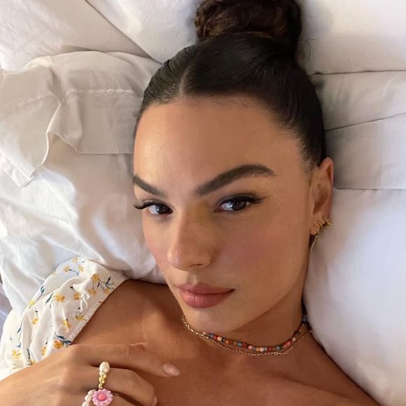 Para o grande dia, Isis Valverde apostou em um vestido da icônica marca nupcial Vivienne Westwood