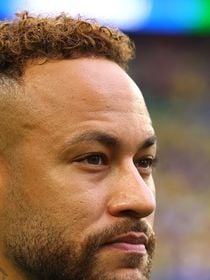 Laser coreano, tratamento para prevenção da queda de cabelo e +: os segredos da pele de Neymar aos 34 anos, revelados por sua dermatologista. 'Não gosta de nada que deixe o rosto travado'