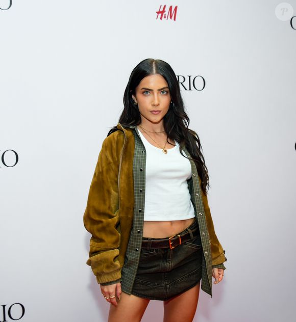 O grande destaque da produção de Jade foram as botas de cano alto em camurça marrom, de bico fino e acabamento franzido (slouchy). A influenciadora finalizou com acessórios minimalistas em dourado e cabelos ondulados