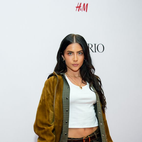 O grande destaque da produção de Jade foram as botas de cano alto em camurça marrom, de bico fino e acabamento franzido (slouchy). A influenciadora finalizou com acessórios minimalistas em dourado e cabelos ondulados