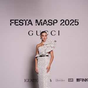 A estampa de poá foi o grande destaque do look de Livia Nunes no evento