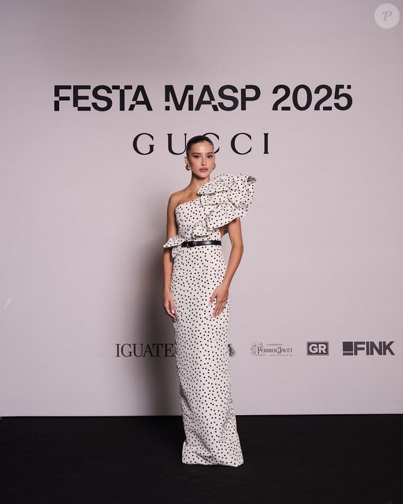 A estampa de poá foi o grande destaque do look de Livia Nunes no evento