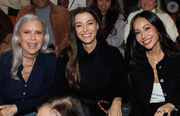 Noite de reencontros e muitos aplausos! Sabrina Sato, Mônica Martelli e Astrid Fontenelle estiveram entre as famosas que prestigiaram Taís Araújo na estreia do monólogo 'Mudando de Pele', nesta quarta-feira (03), em São Paulo