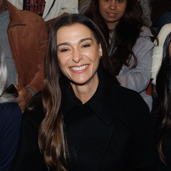 Noite de reencontros e muitos aplausos! Sabrina Sato, Mônica Martelli e Astrid Fontenelle estiveram entre as famosas que prestigiaram Taís Araújo na estreia do monólogo 'Mudando de Pele', nesta quarta-feira (03), em São Paulo