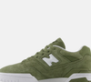 Em tom verde eucalipto, o New Balance 550 se destaca pelo visual fresco e alinhado ao outono brasileiro