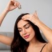 Os especialistas em cabelo concordam: 'A máscara ou o óleo capilar devem ser aplicados no cabelo seco para que sejam melhor absorvidos e tenham uma ação mais profunda'