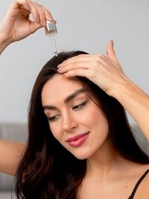 Os especialistas em cabelo concordam: 'A máscara ou o óleo capilar devem ser aplicados no cabelo seco para que sejam melhor absorvidos e tenham uma ação mais profunda'