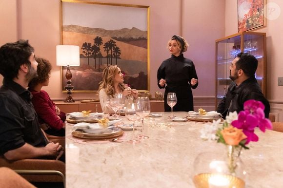 Todos aguardam famintos o jantar. Amélie (Fernanda Pimenta) começa a servir. Todos se deliciam. Zilá (Leandra Leal) decide contratar Amélie.