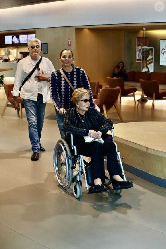 Glória Menezes em aparição recente por shopping com o filho caçula, Tarcísio Filho